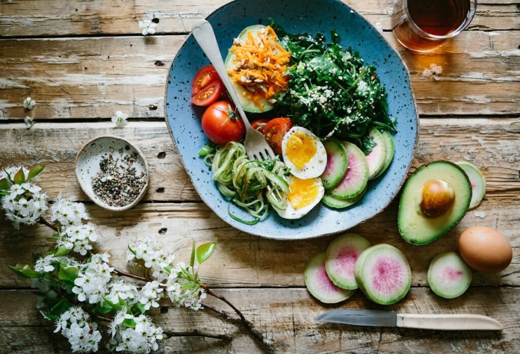 Healthy liver-supporting green vegetables, antioxidant botanicals, and metabolic nutrition for visceral fat reduction